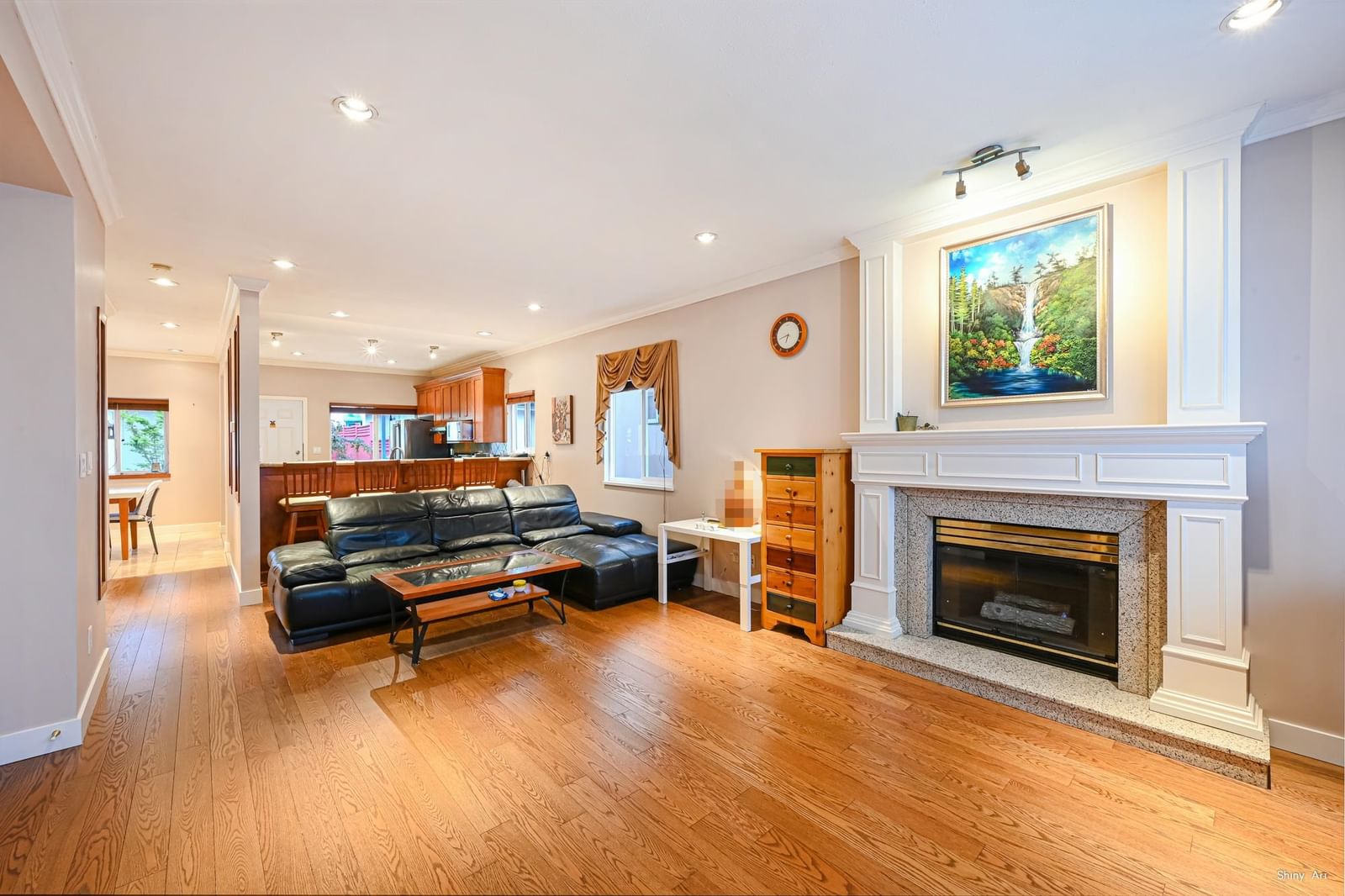 Listing Image 4