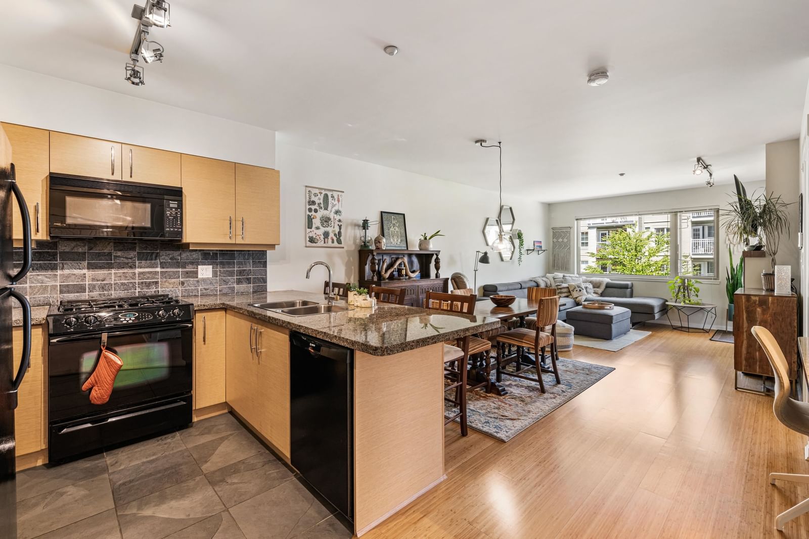 Listing Image 11