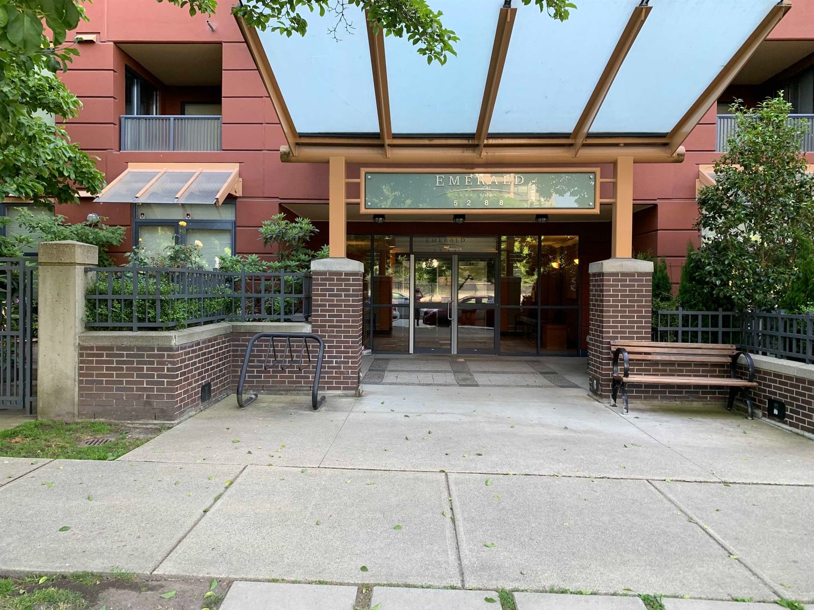 Listing Image 4