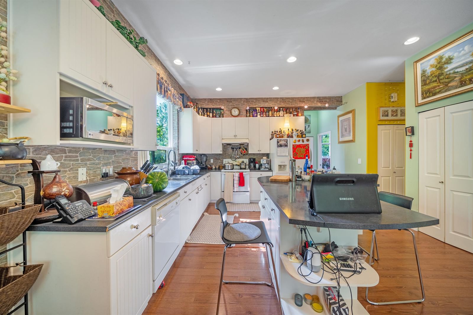 Listing Image 4