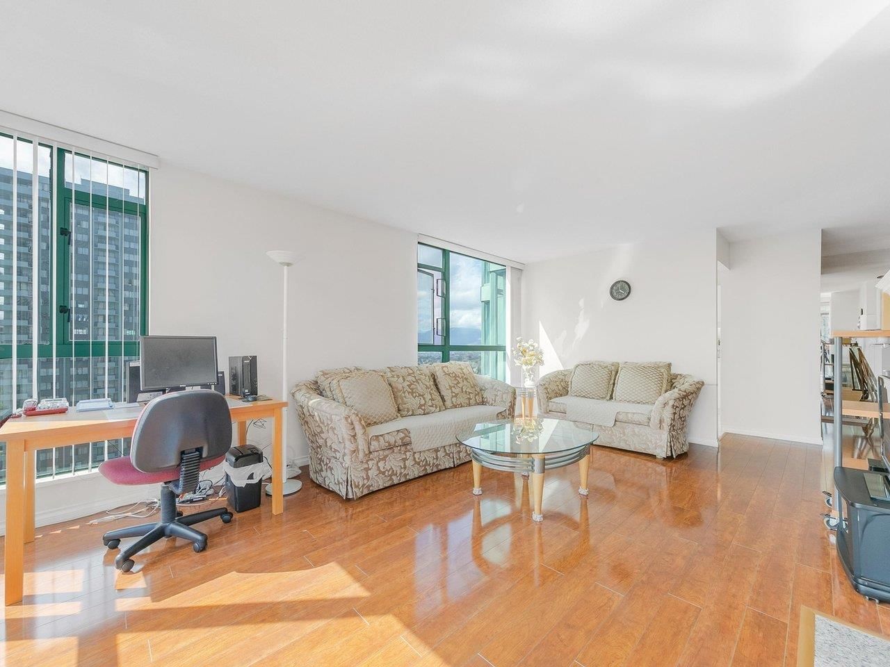 Listing Image 4