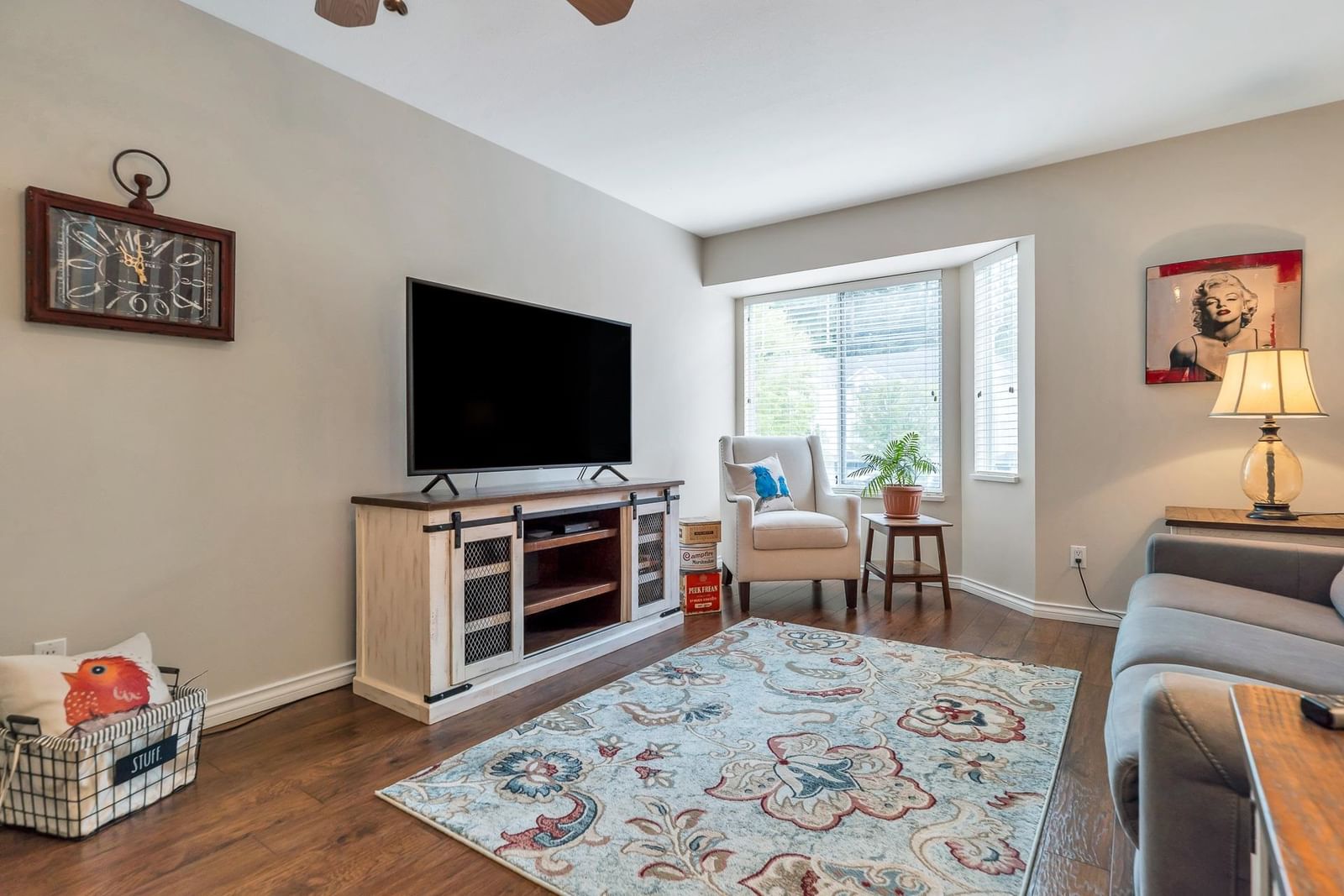 Listing Image 4