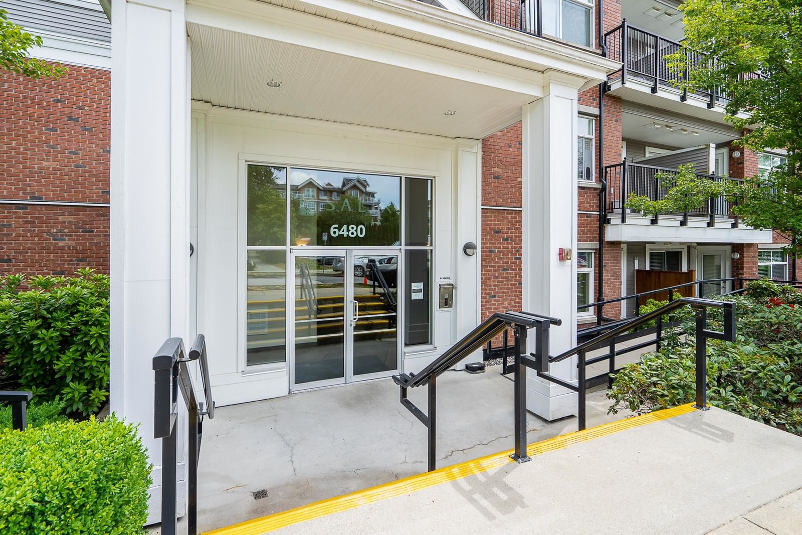 Listing Image 4