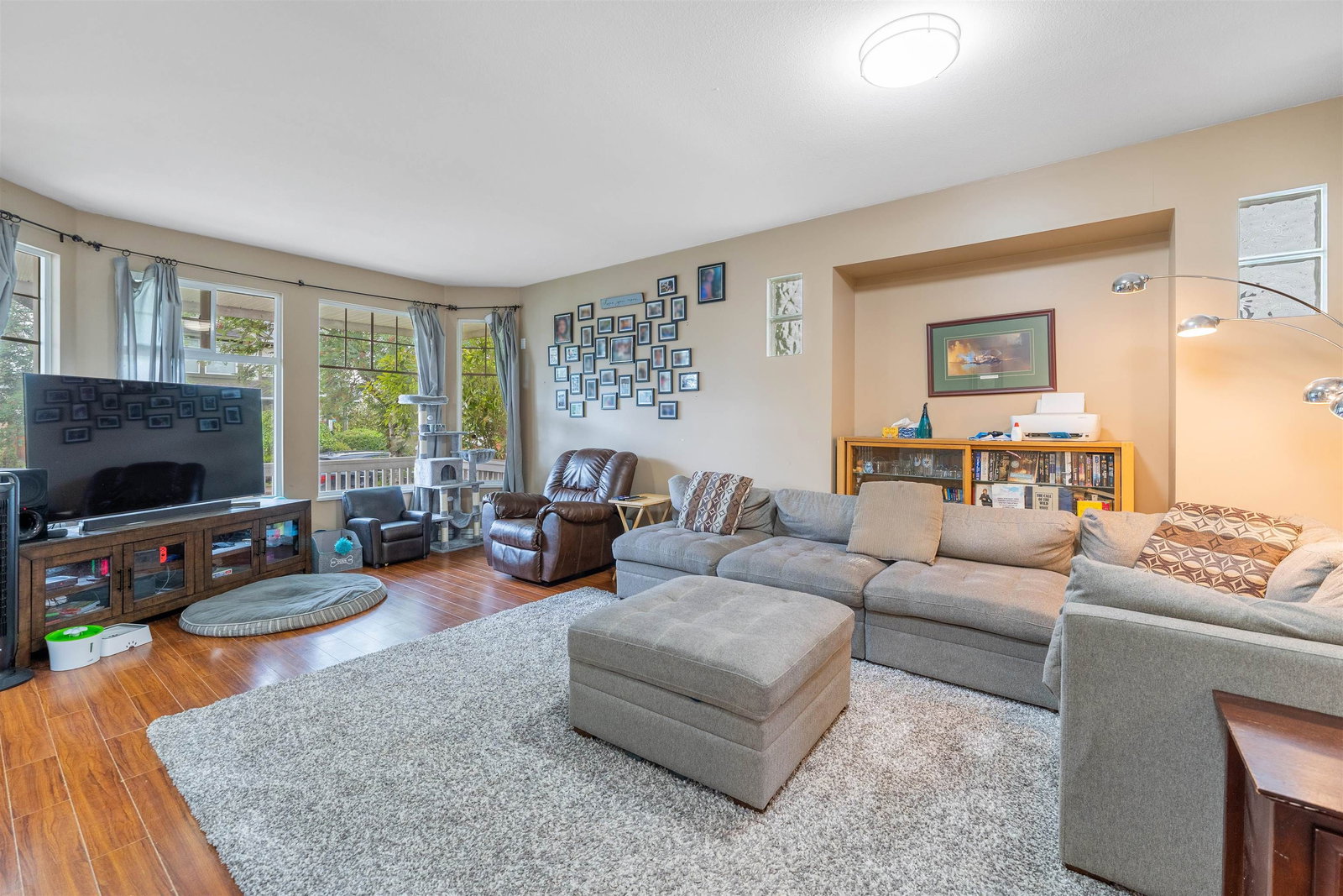 Listing Image 4