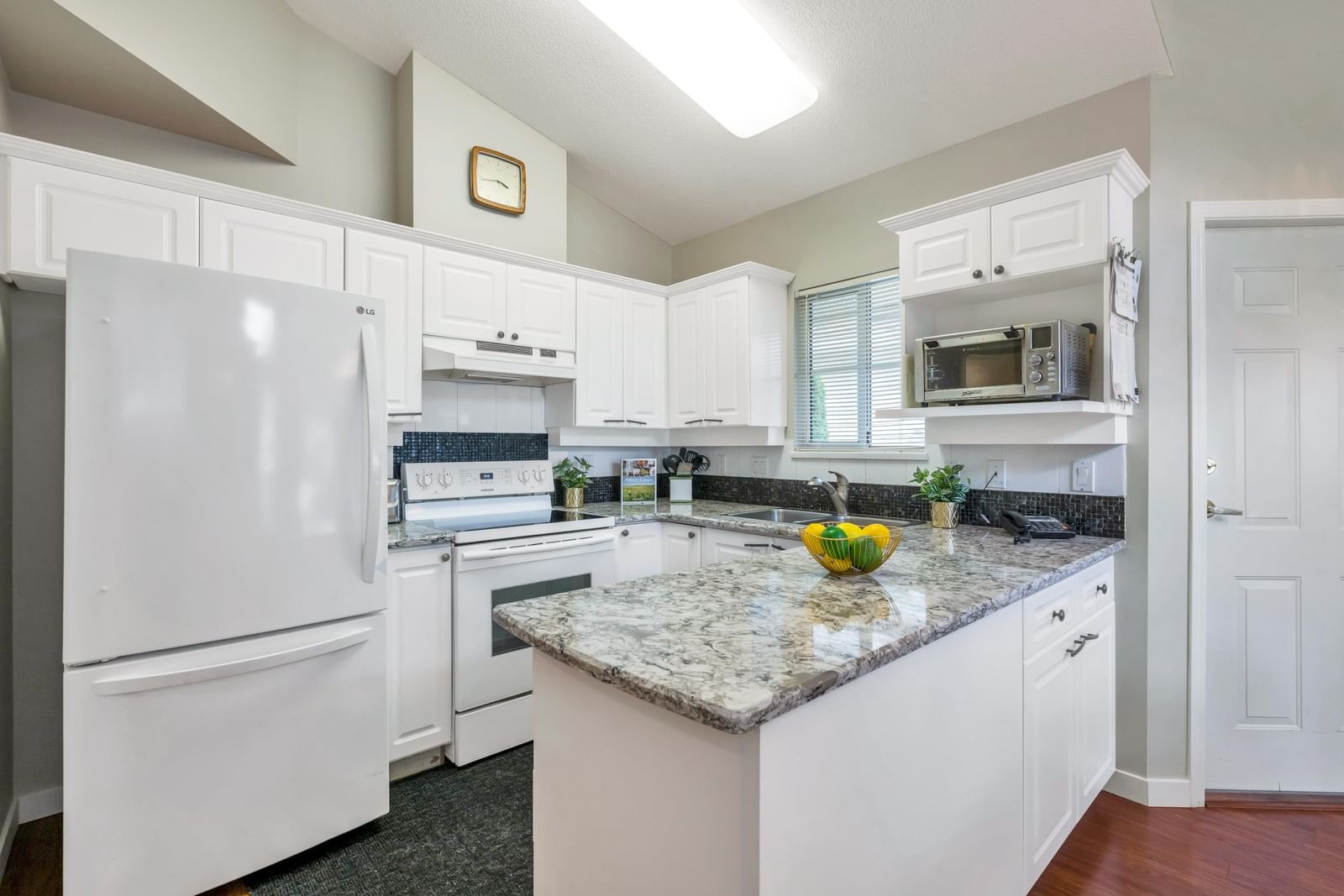 Listing Image 12