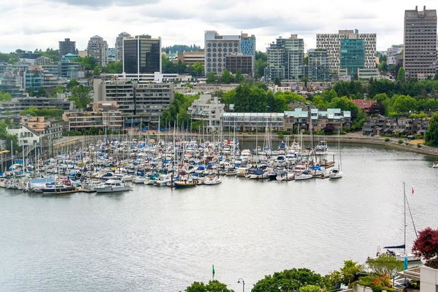 1605 - 1228 Marinaside Crescent