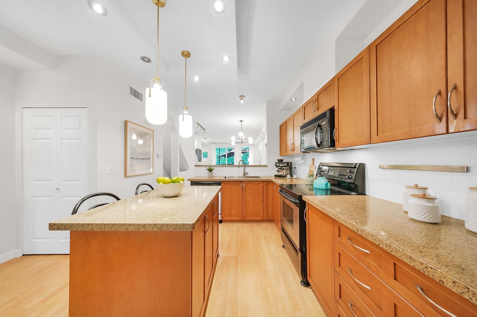 Listing Image 11