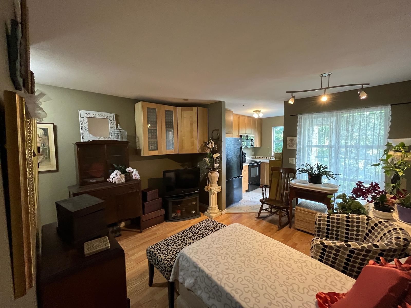 Listing Image 8