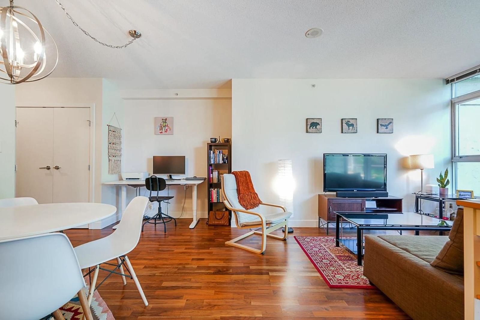 Listing Image 4