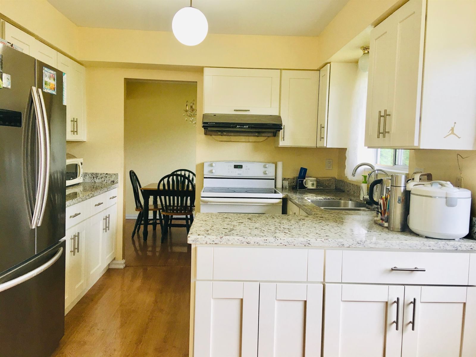 Listing Image 4