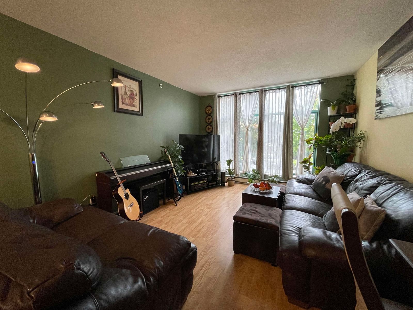 Listing Image 4