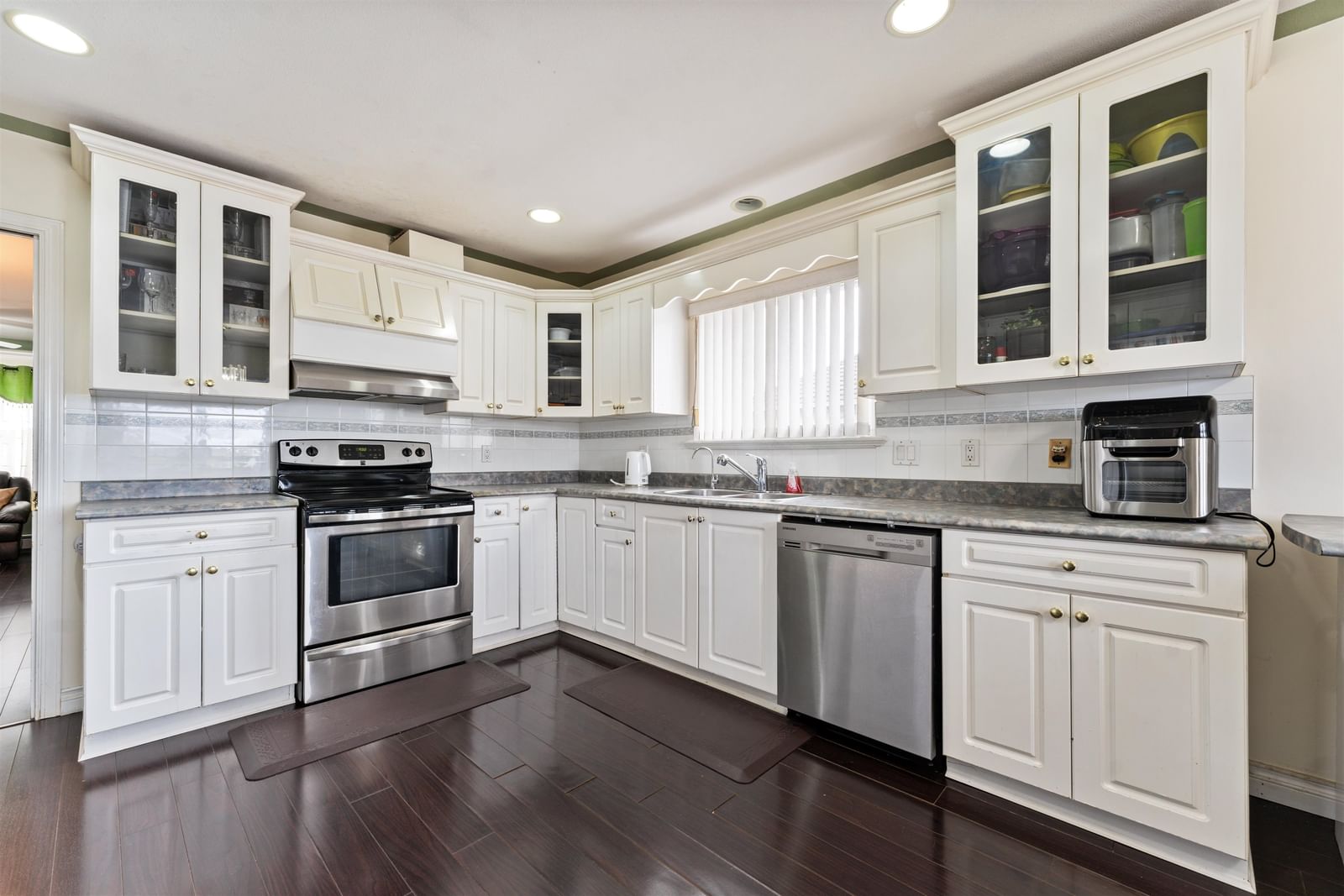 Listing Image 9