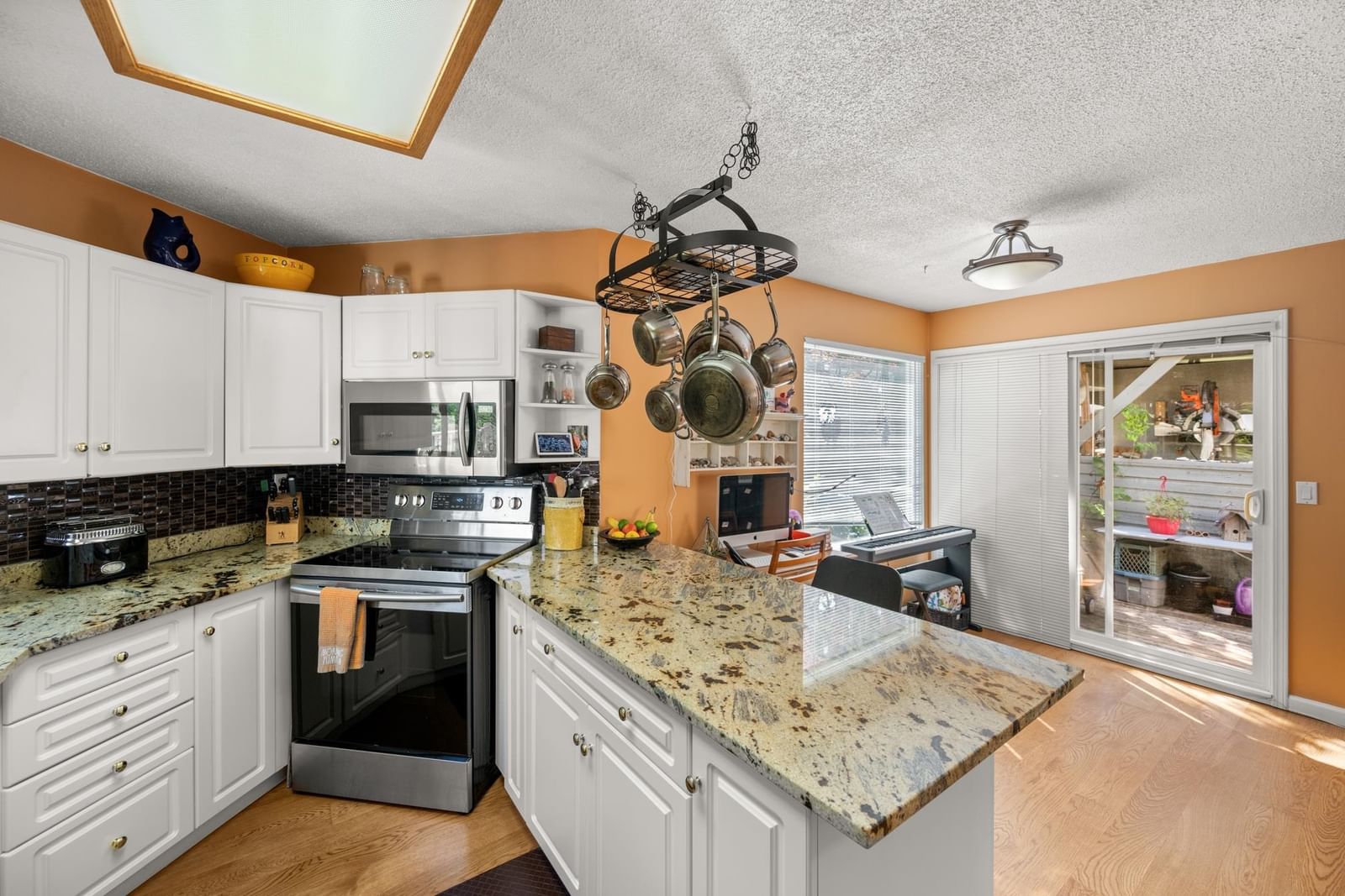 Listing Image 12