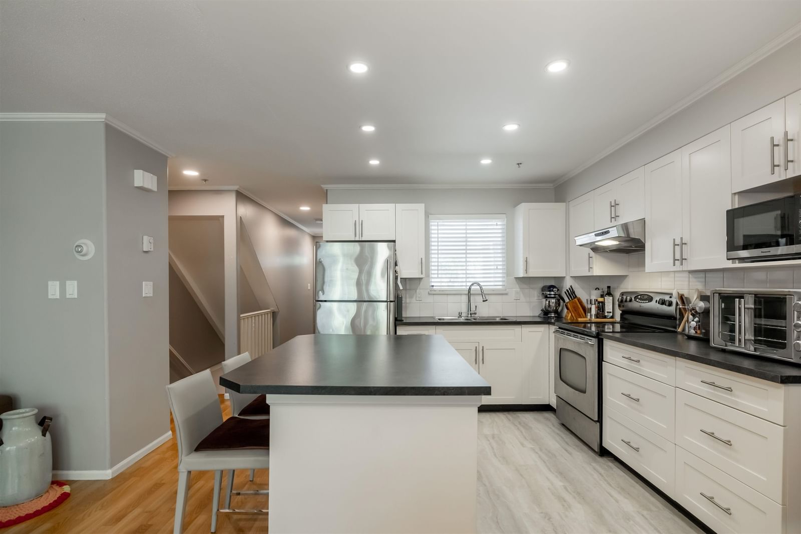 Listing Image 11