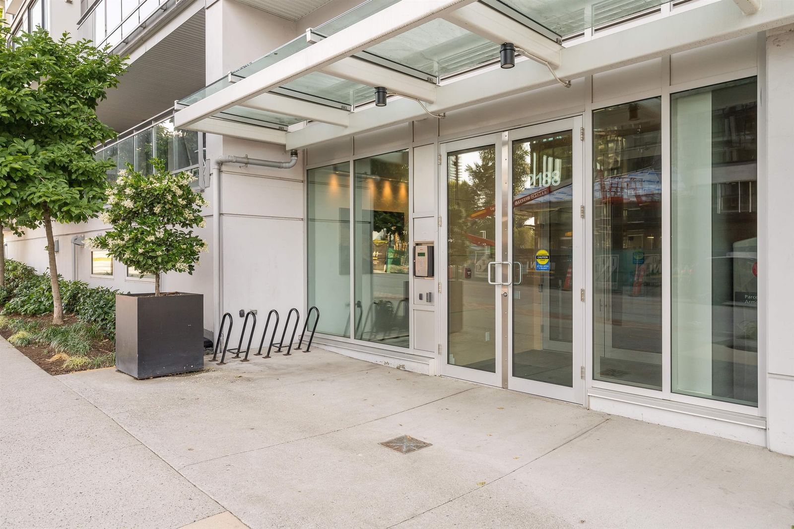 Listing Image 4