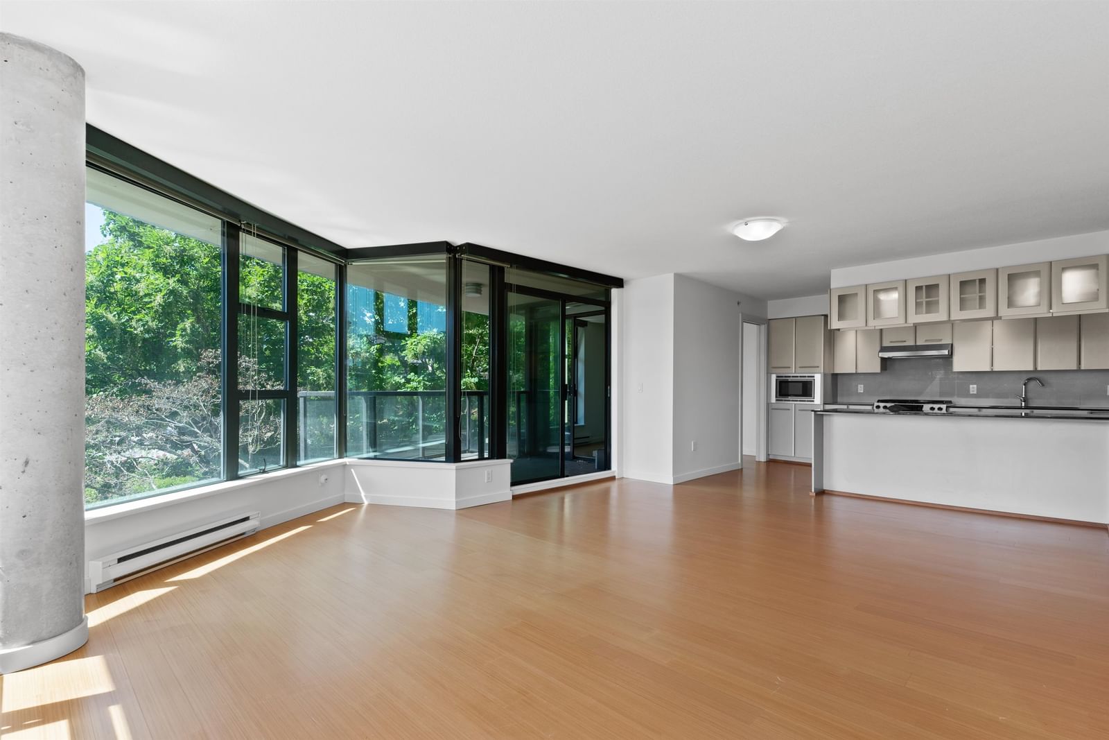 Listing Image 4