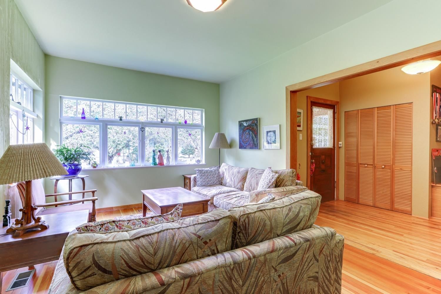 Listing Image 6