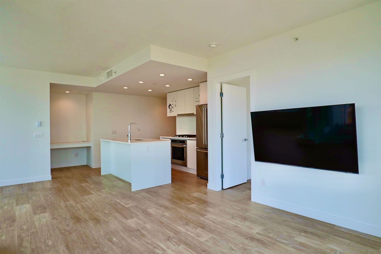 Listing Image 4