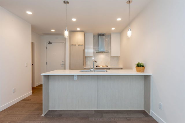 111 - 5033 Cambie Street