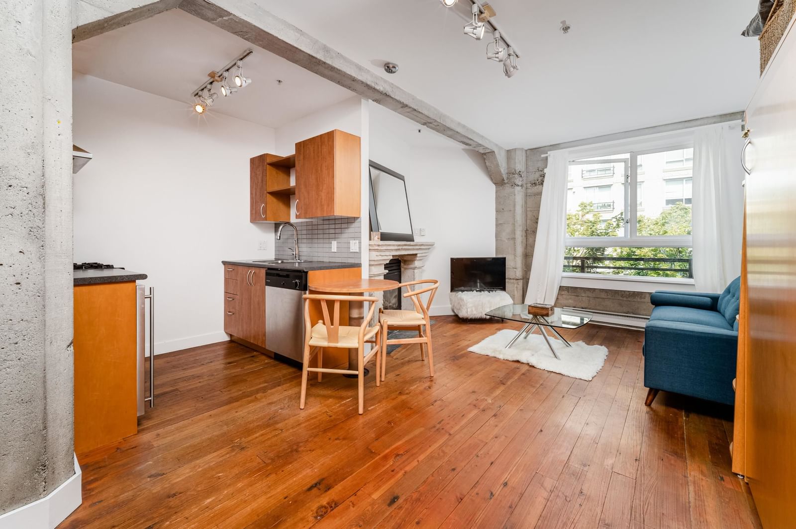 Listing Image 4