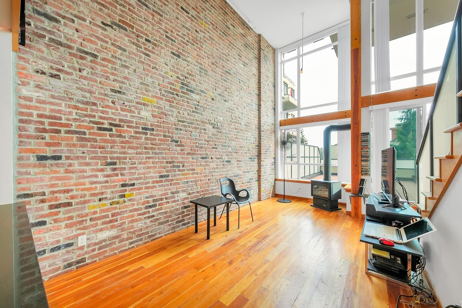 Listing Image 4