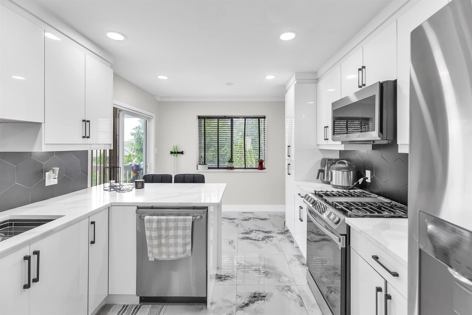 Listing Image 10