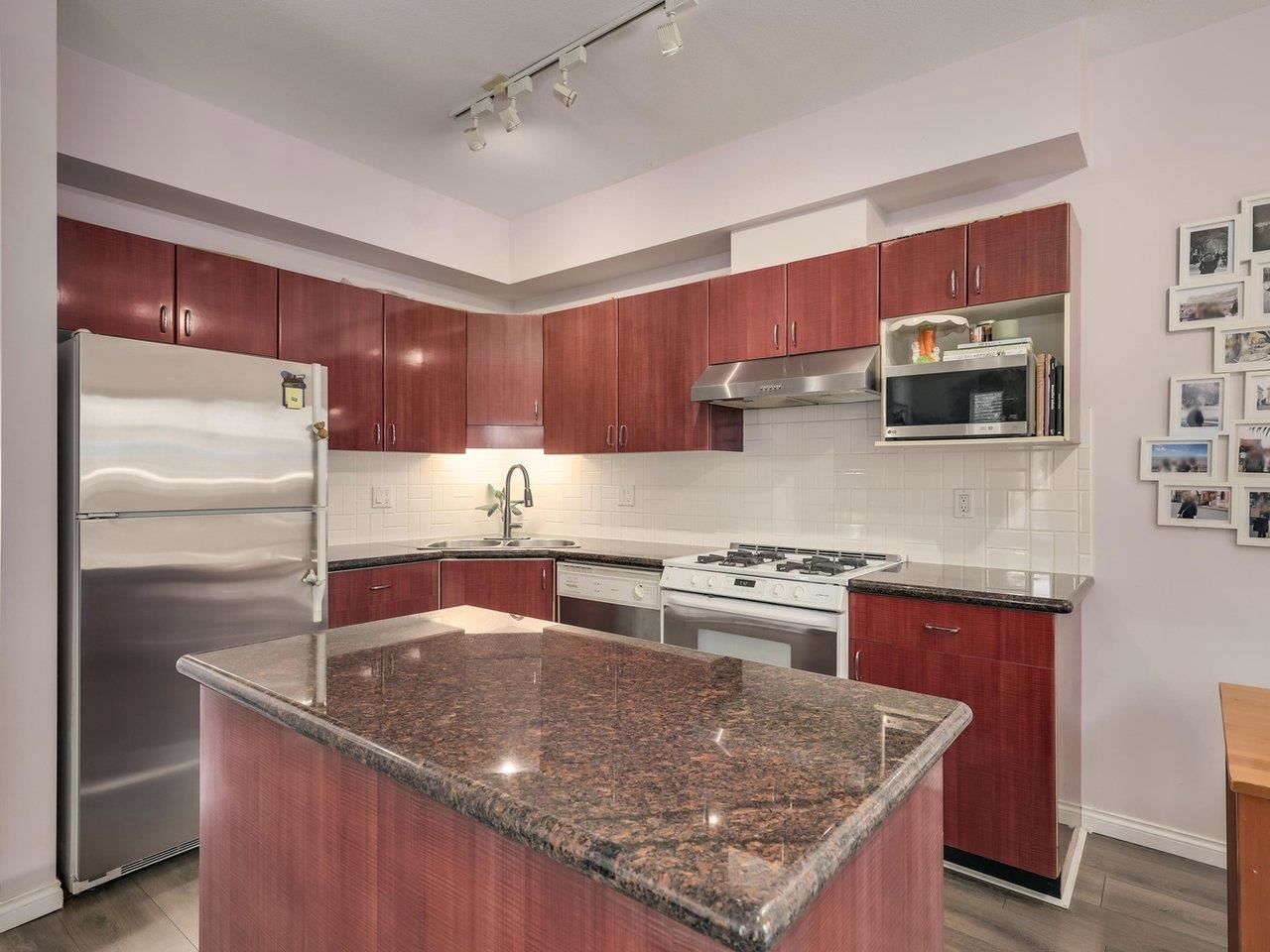 Listing Image 9