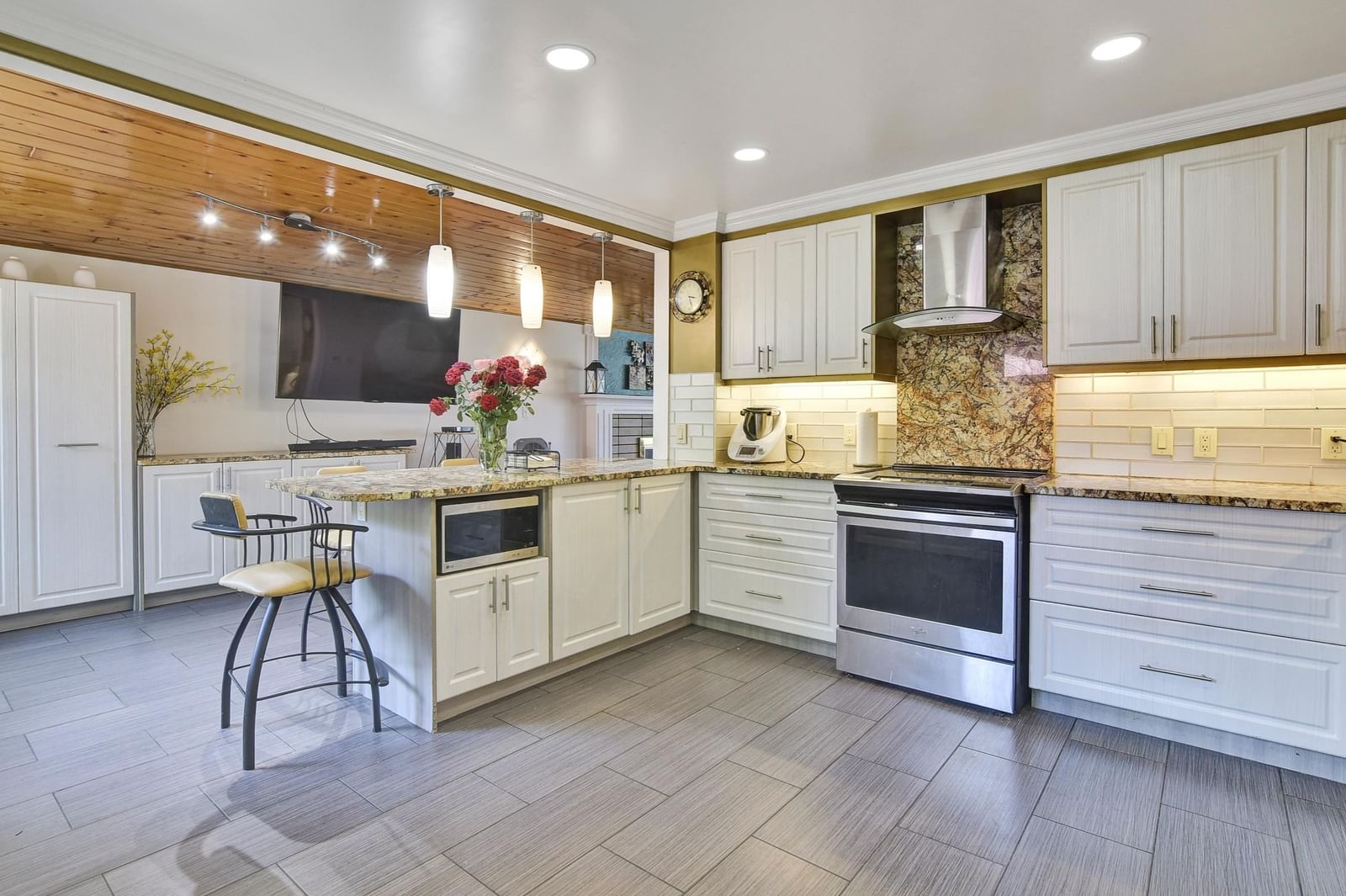 Listing Image 12