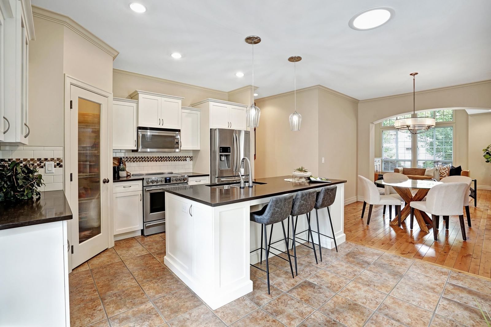 Listing Image 12