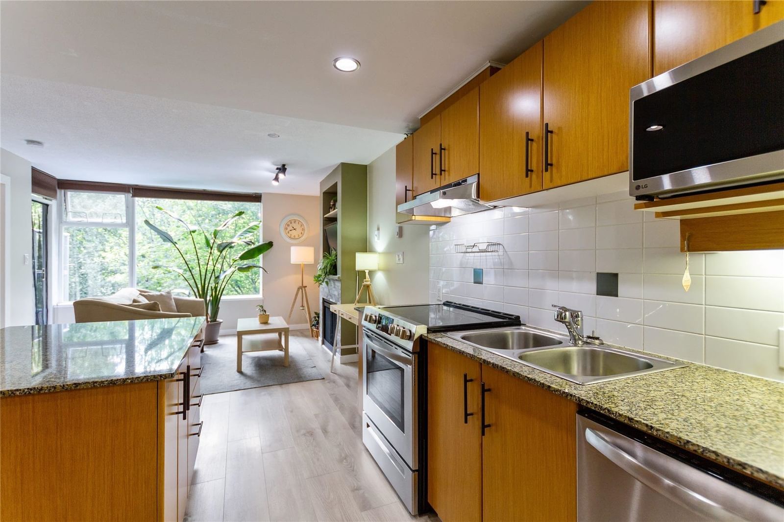 Listing Image 11