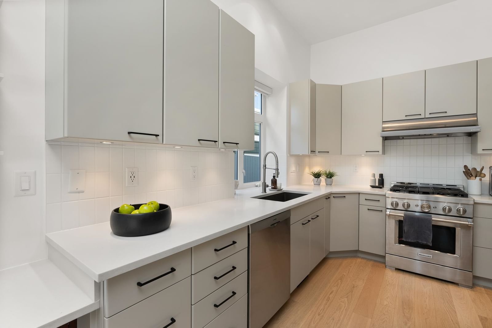 Listing Image 10