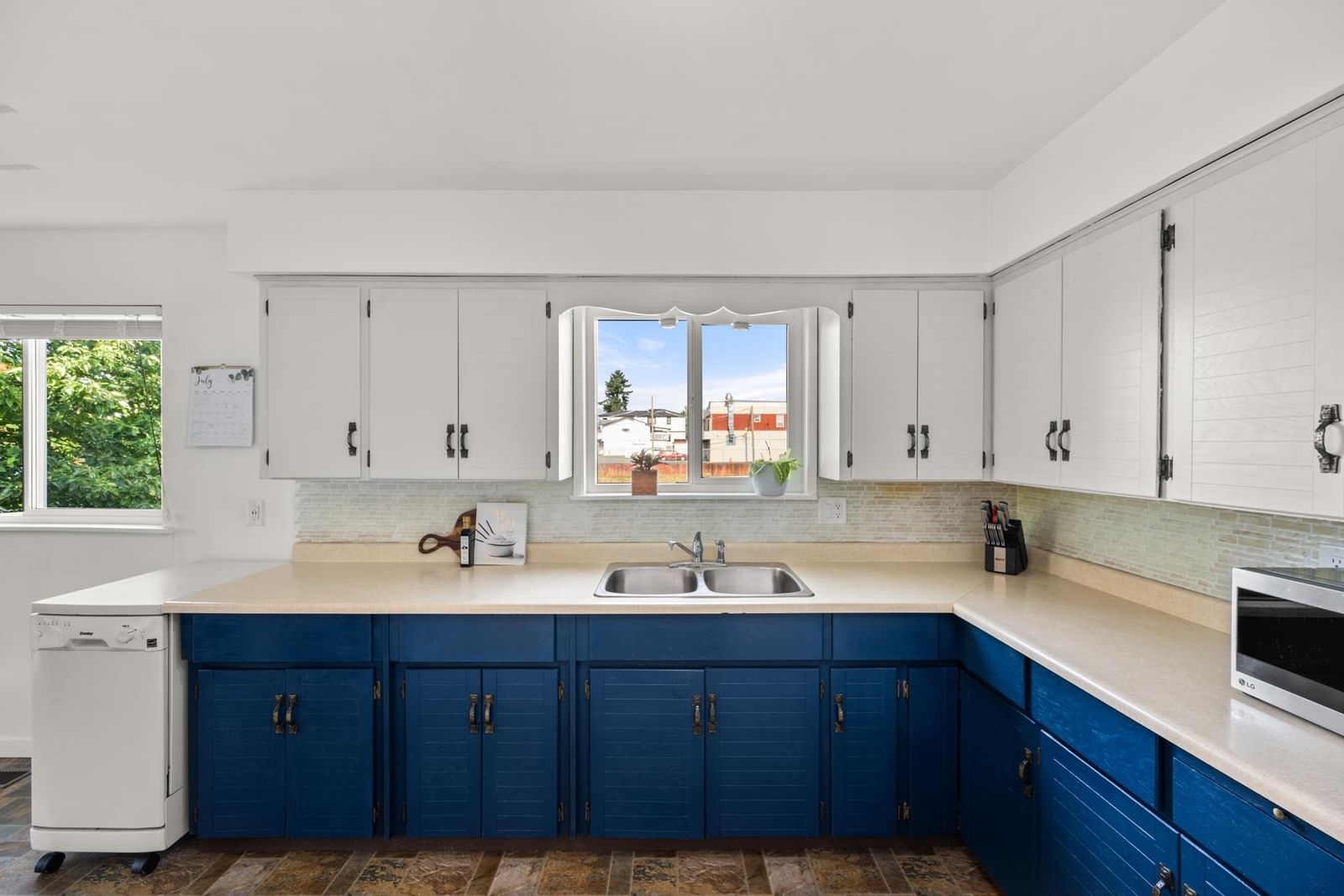 Listing Image 9