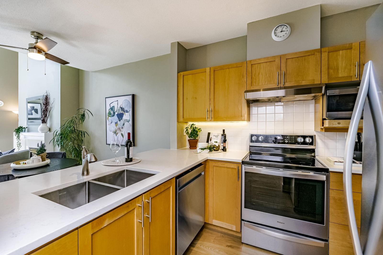 Listing Image 12