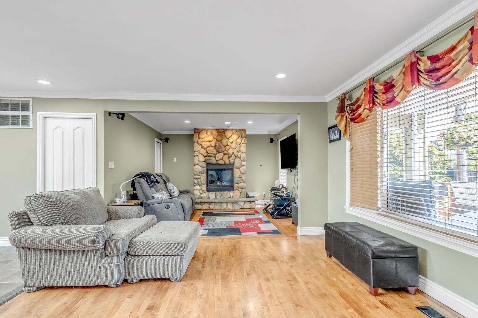 Listing Image 4