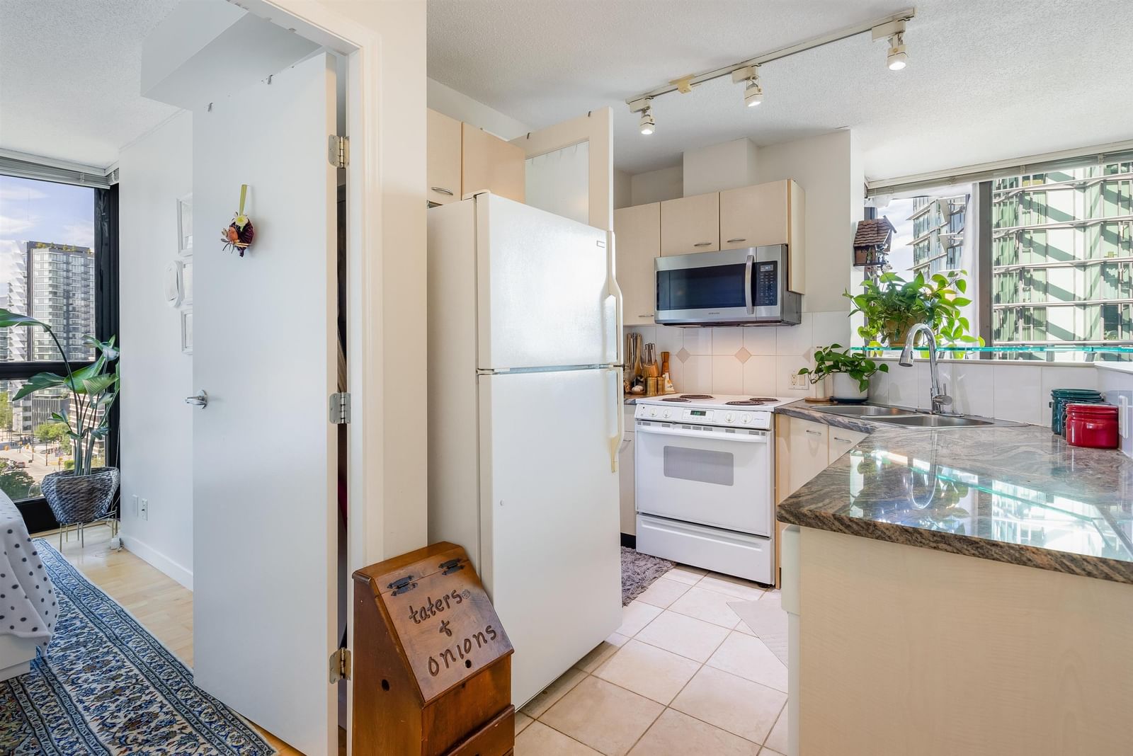 Listing Image 10