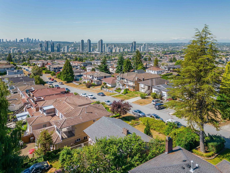 128 Grosvenor Avenue, Burnaby, V5B 1J2 | Image 2