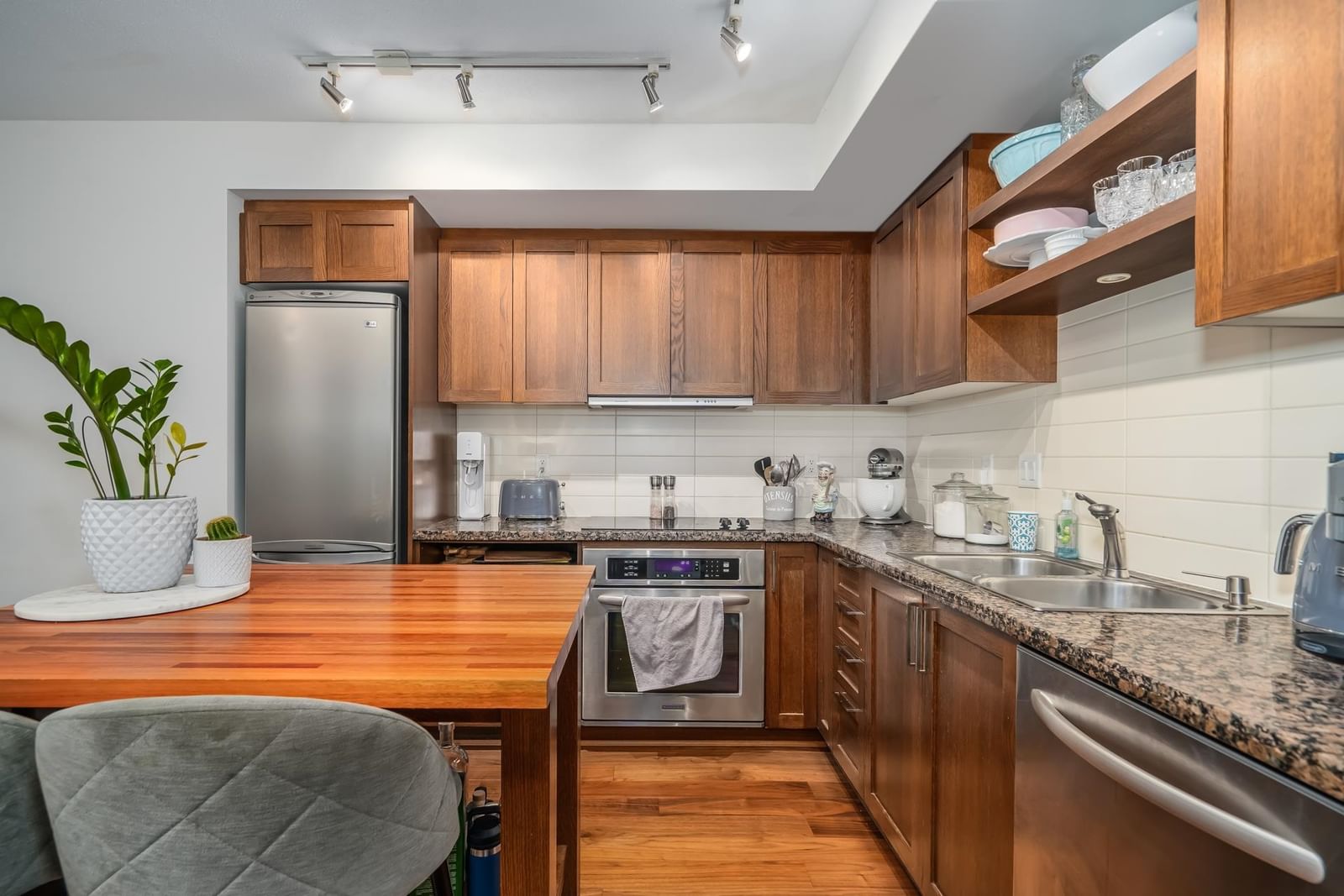 Listing Image 4