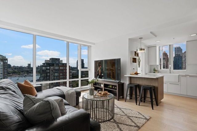 2001 - 1201 Marinaside Crescent