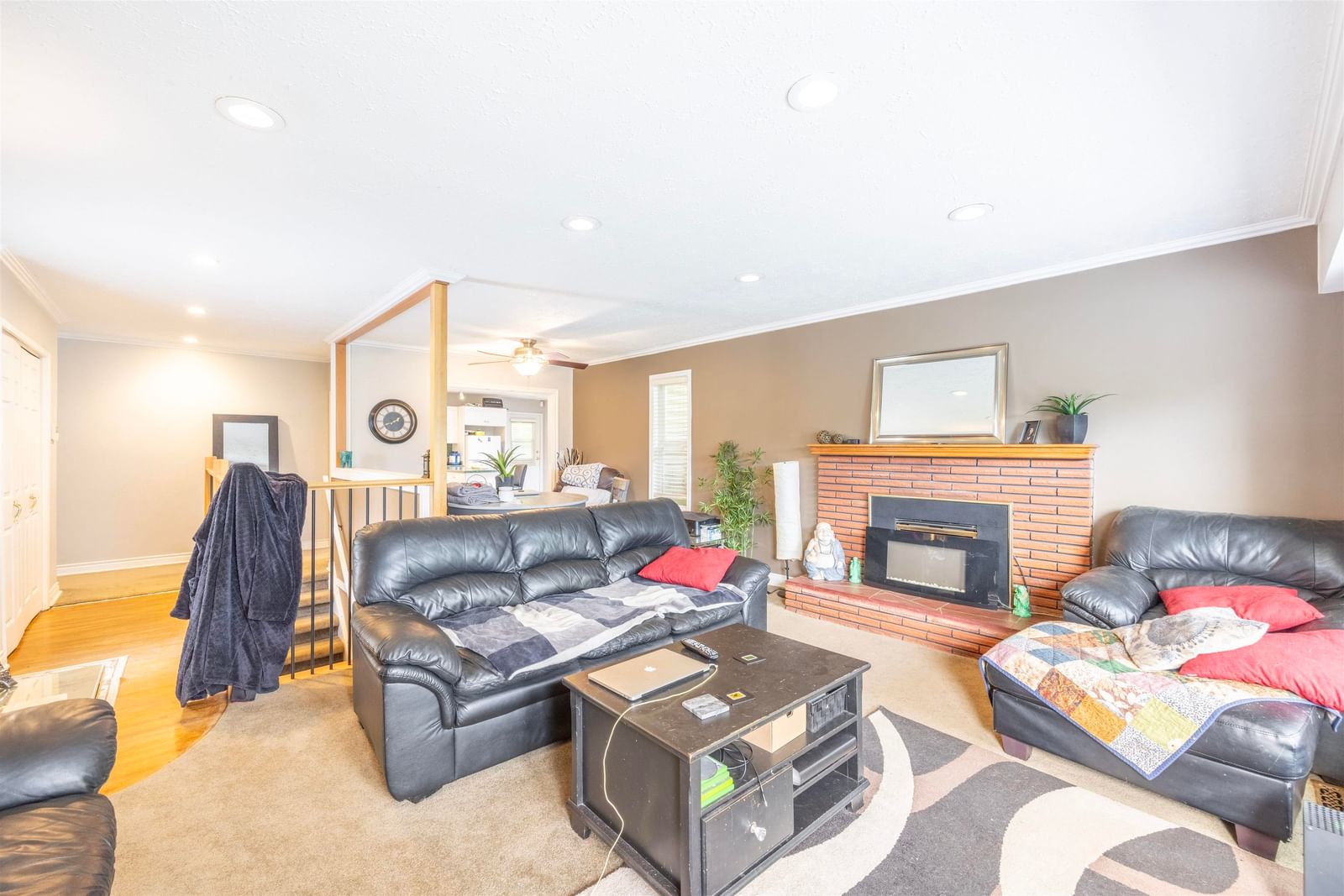 Listing Image 4