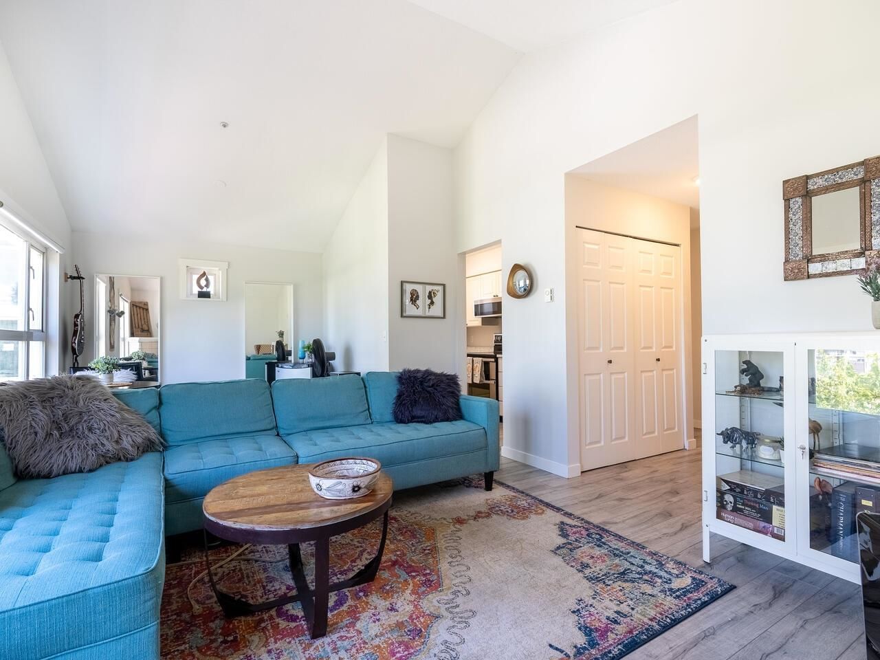 Listing Image 4
