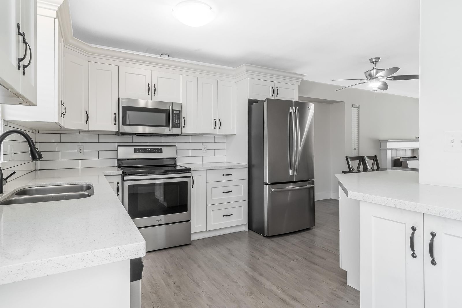 Listing Image 12