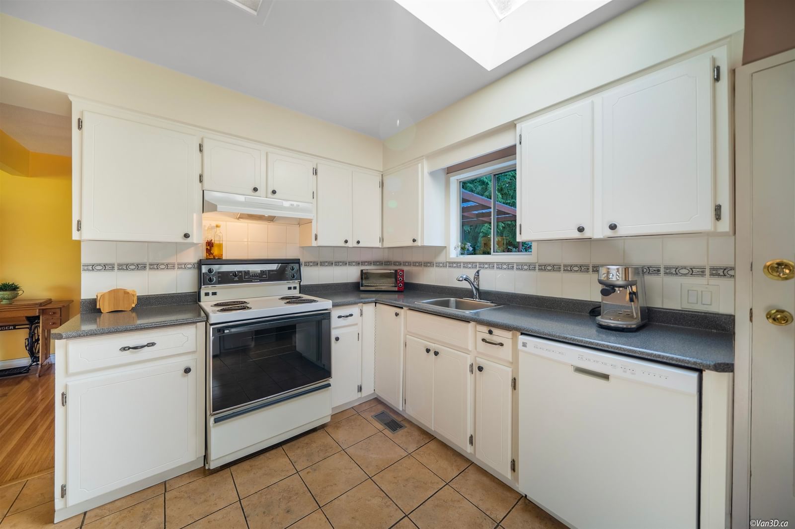 Listing Image 11