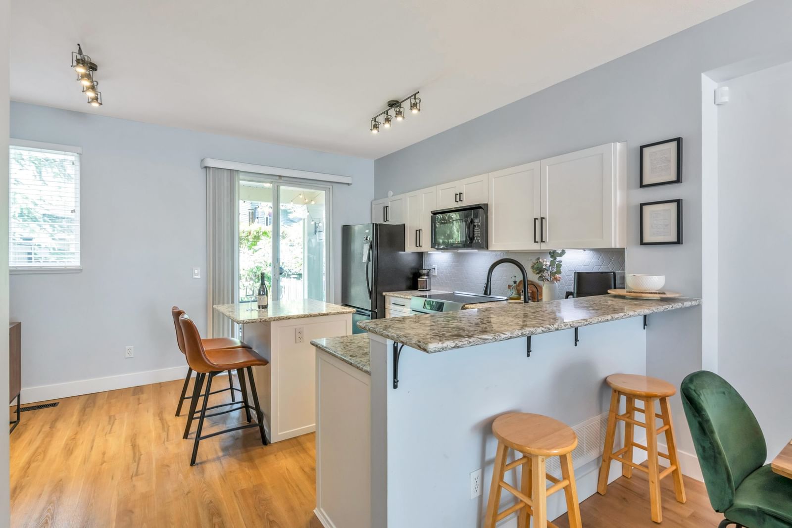 Listing Image 9