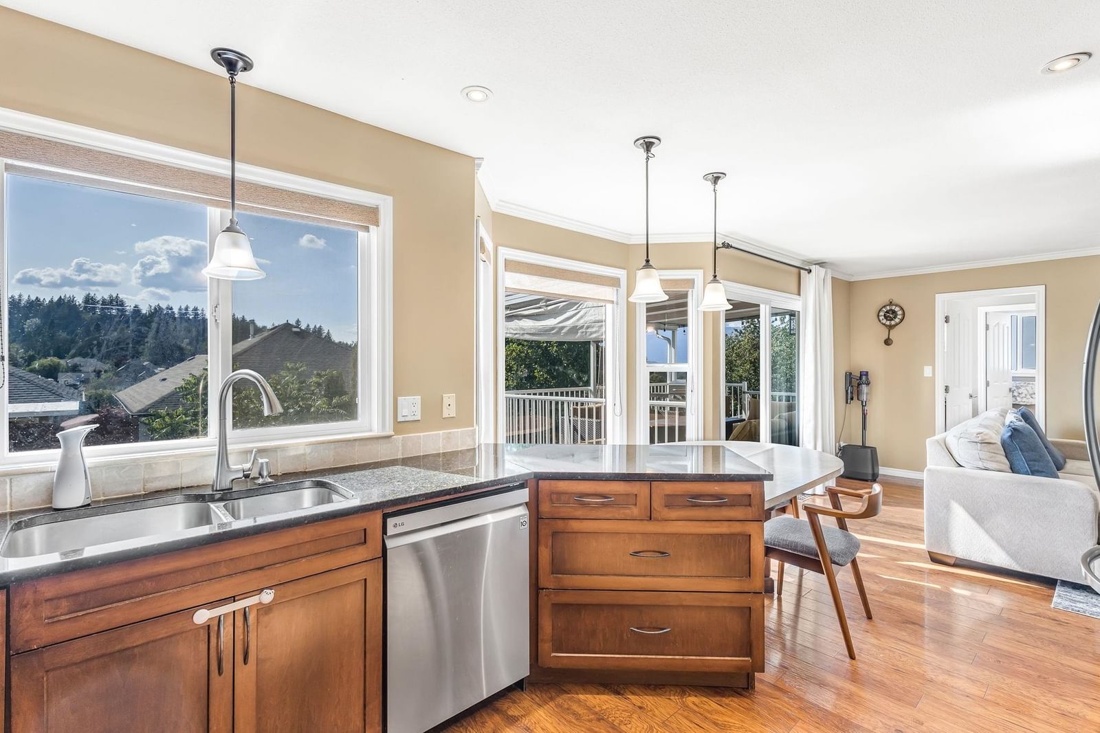 Listing Image 11