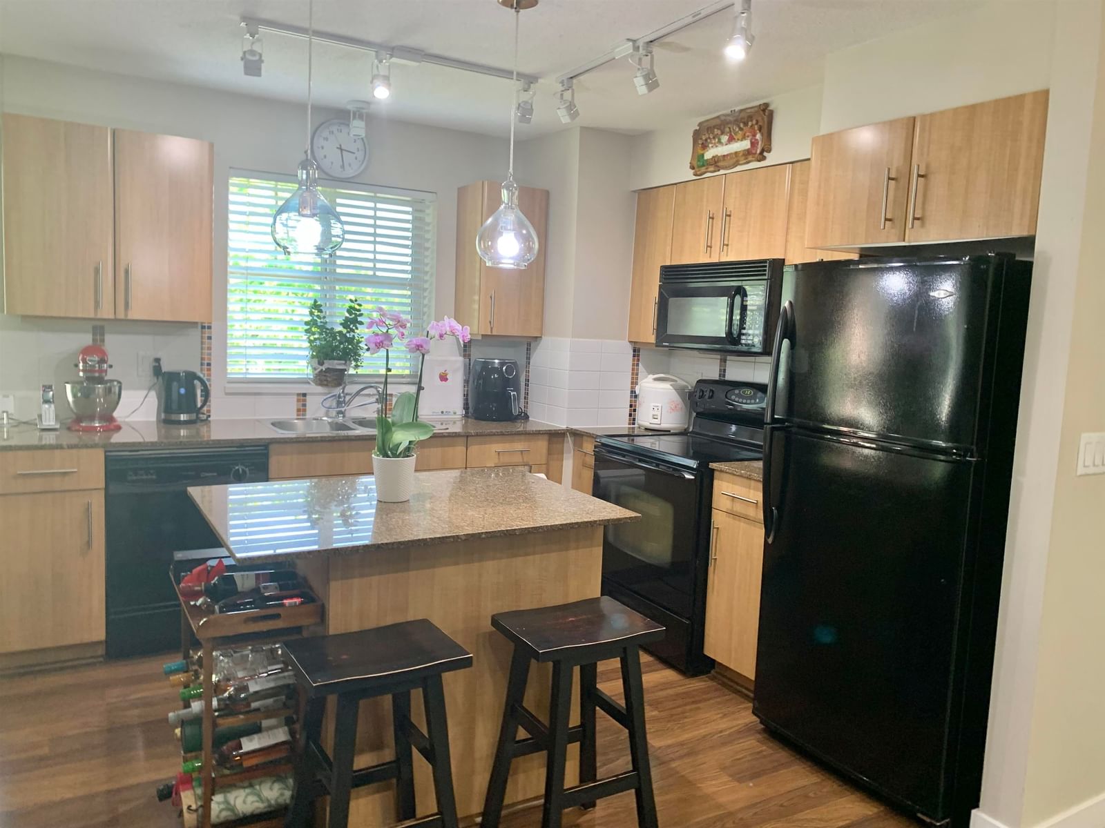 Listing Image 10