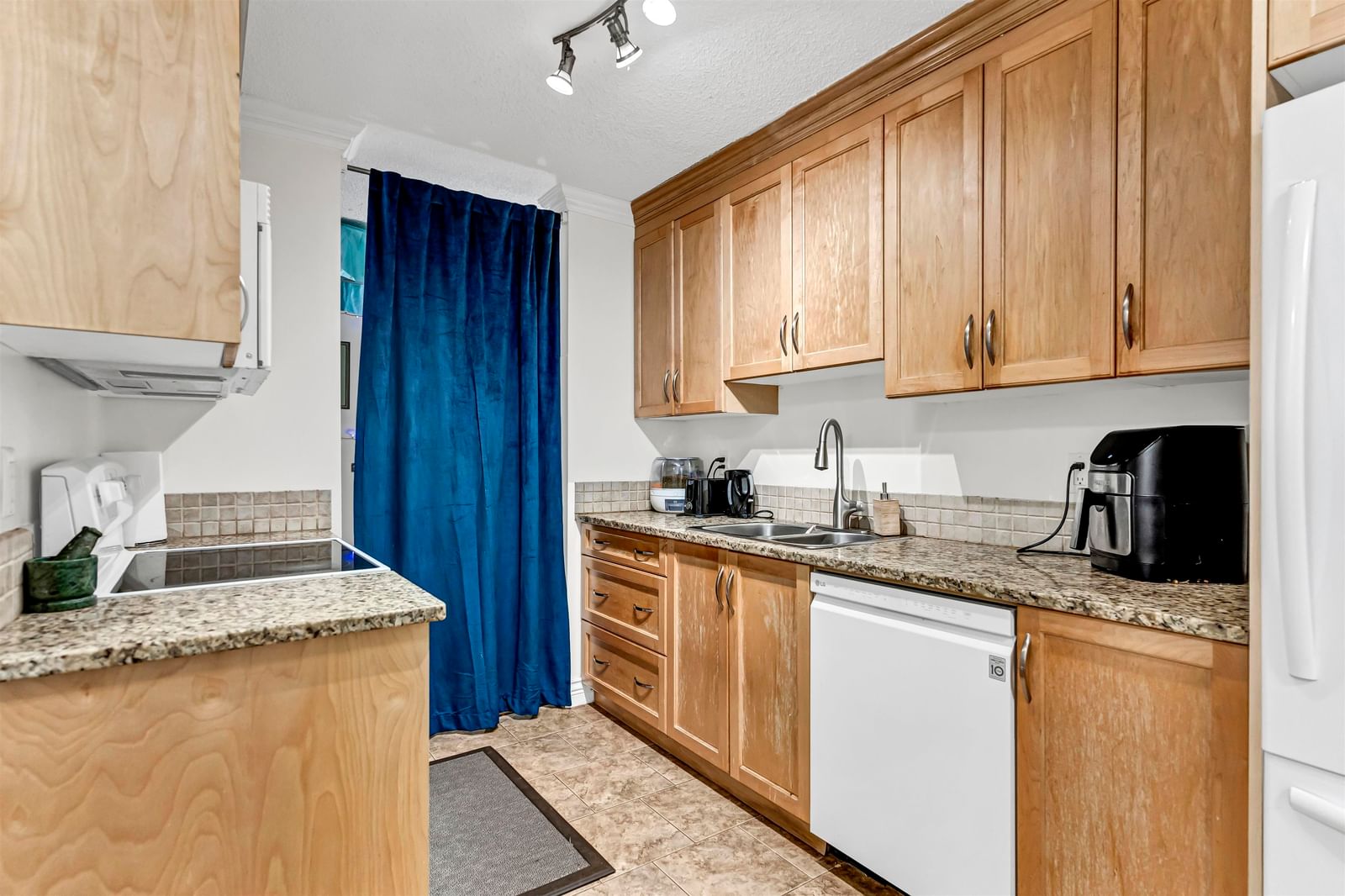 Listing Image 19