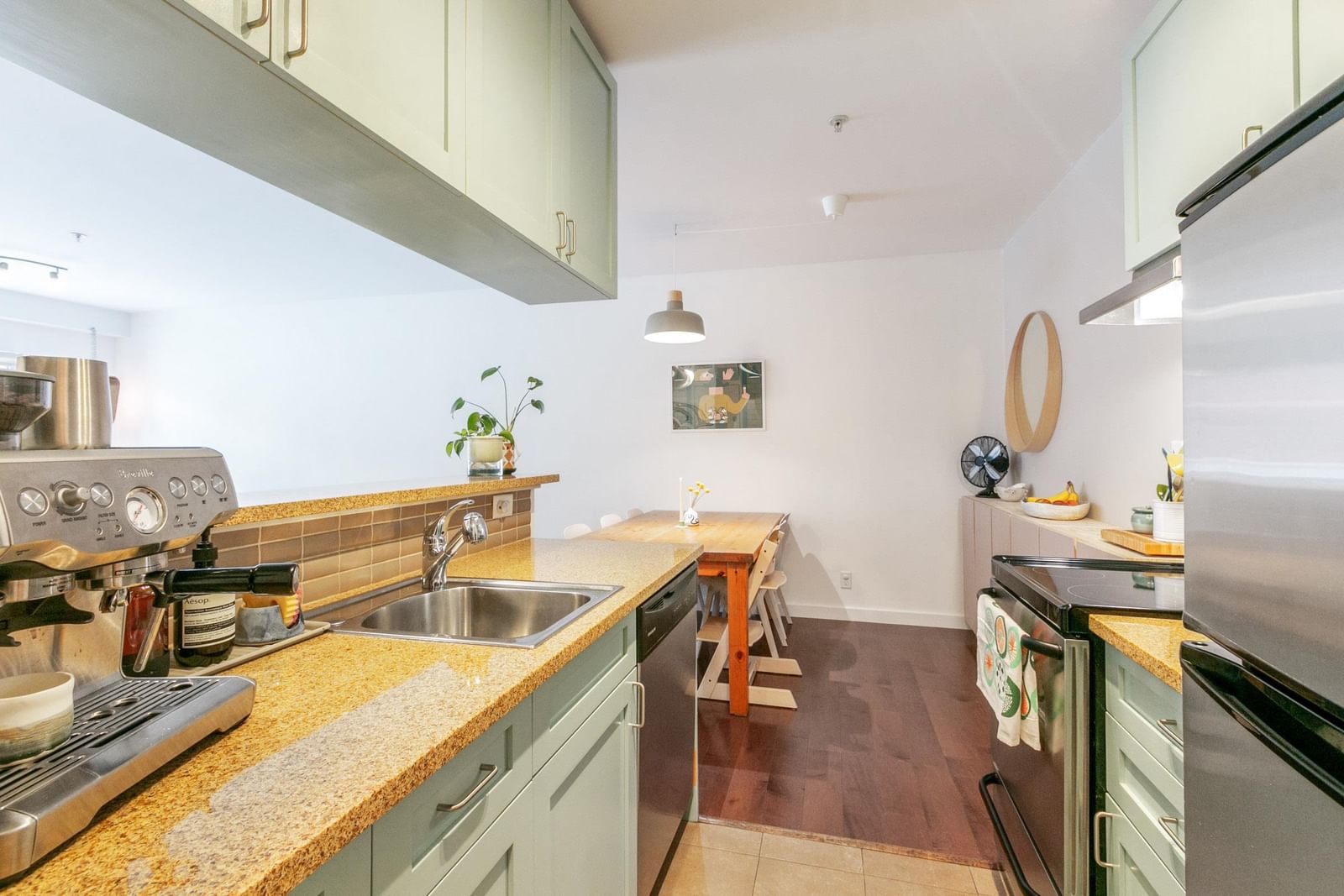 Listing Image 11