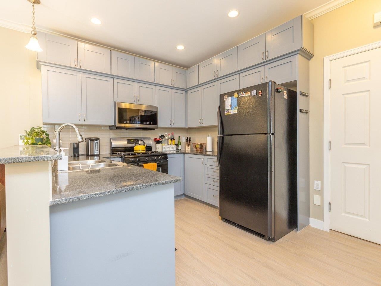 Listing Image 12
