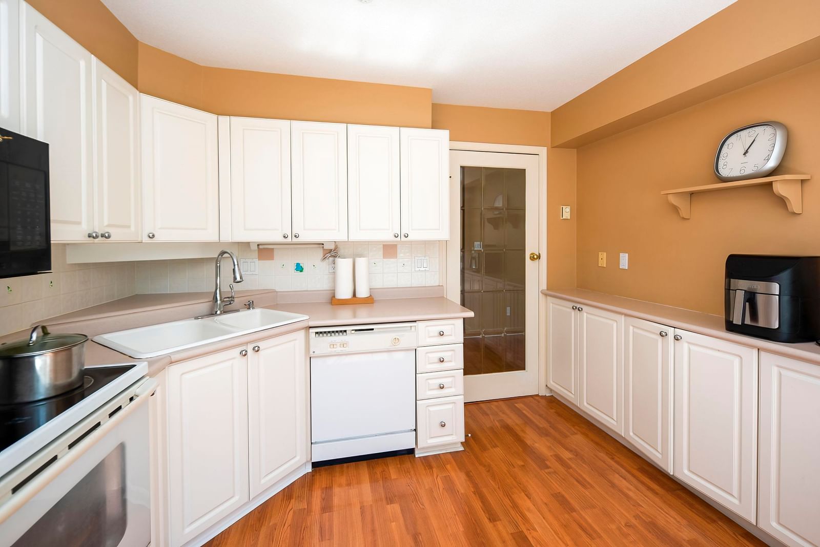 Listing Image 11
