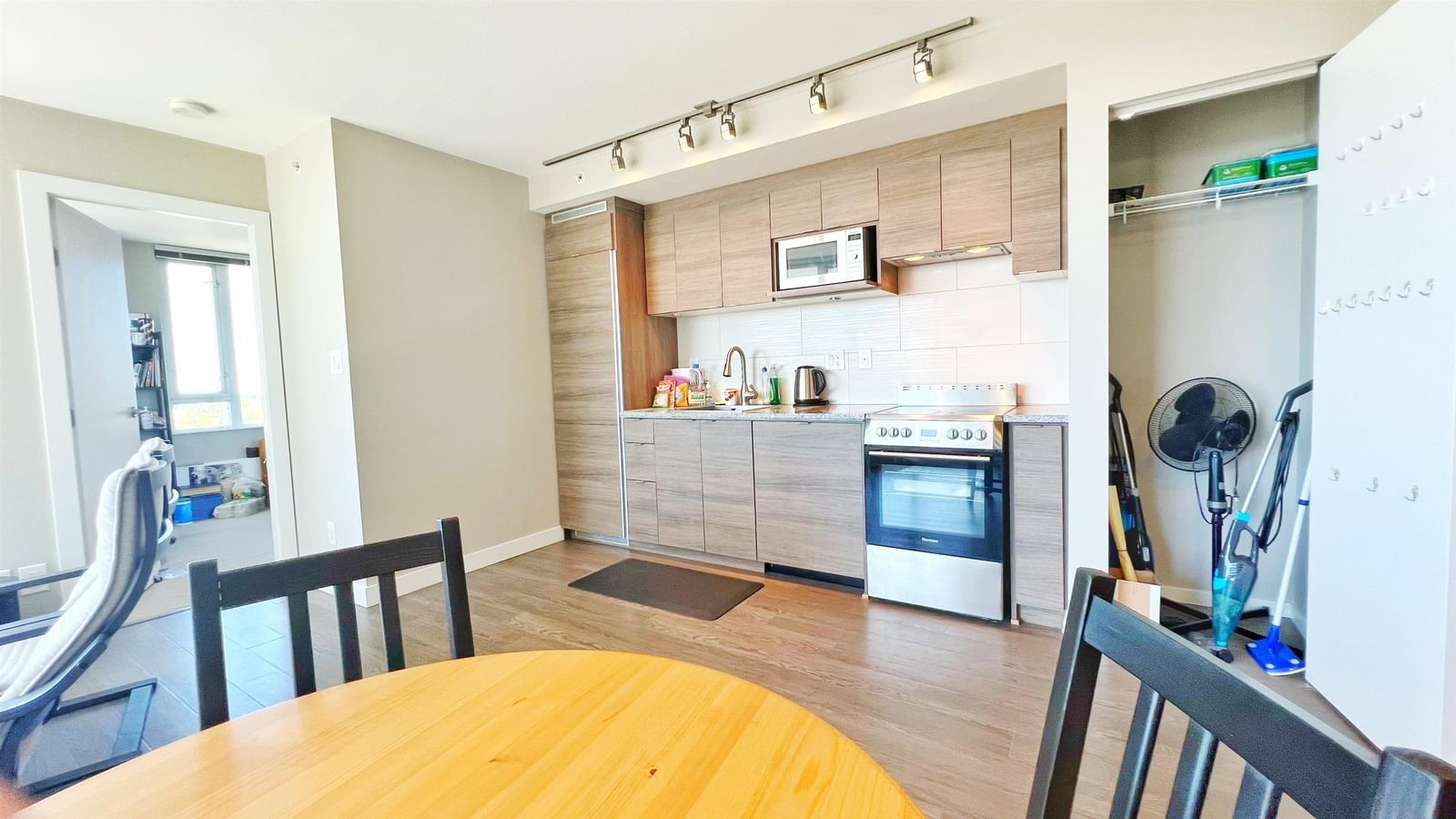 Listing Image 12